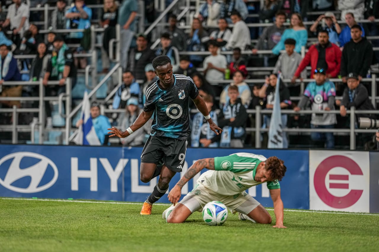 Kelvin Yeboah Battles an Austin Defender